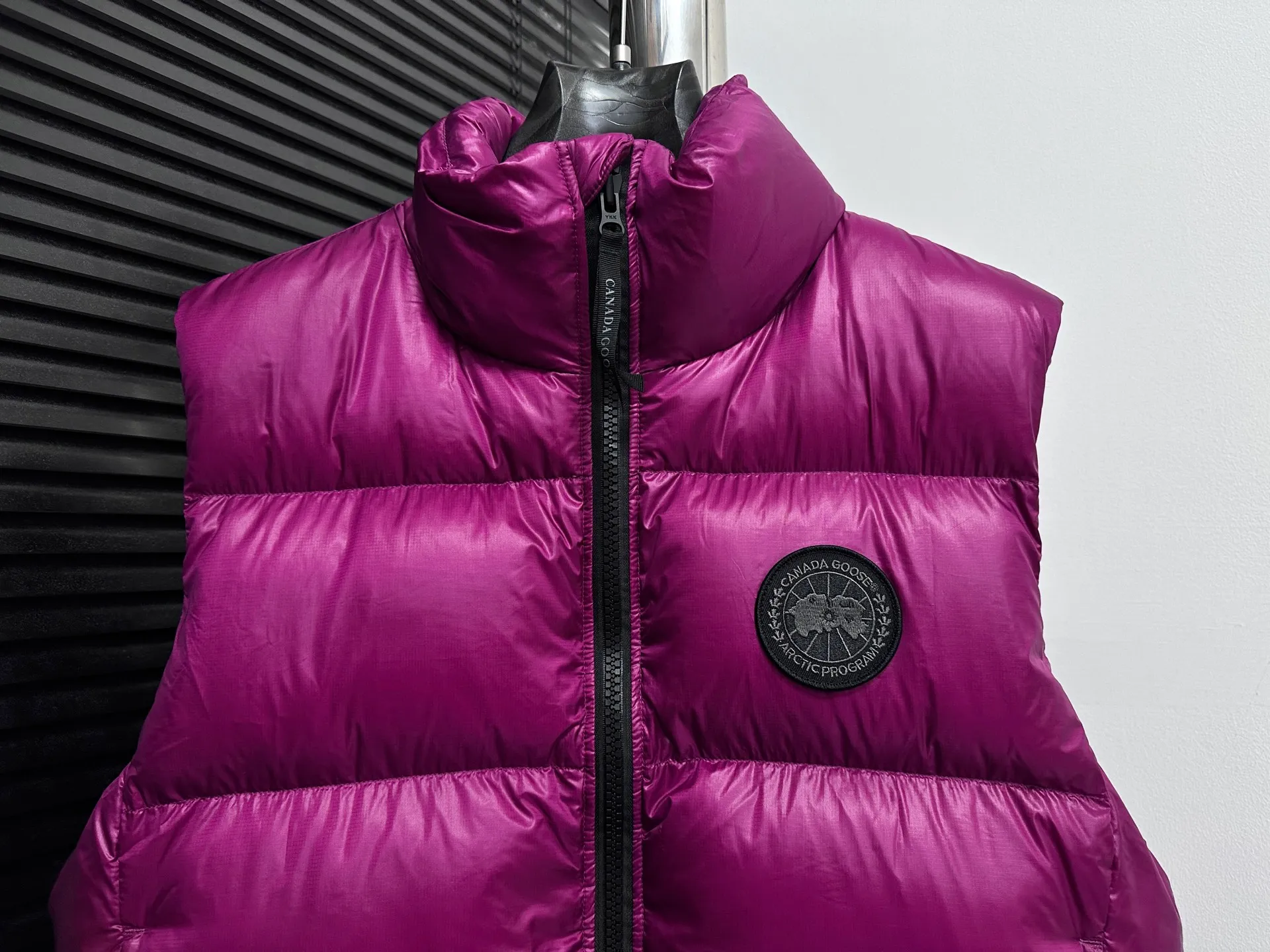 P560 [Canada Goose] Big Goose🦢Puff Down Vest has always been recognized as the warmest down jacket. Various Instagram celebrities, Internet celebrities, and celebrities often wear it for street photos. I make Canada Goose every year, but I still can't get rid of my love for it. No matter how cold the days are, there is no need to be afraid, because there is! Filled with 90% white duck down, it is the legendary warmest down jacket and is known as a must-have for Arctic outdoor sports! The most popular down jacket in the world, celebrities are rushing to buy it, it is a must-have! Size: XS-XL